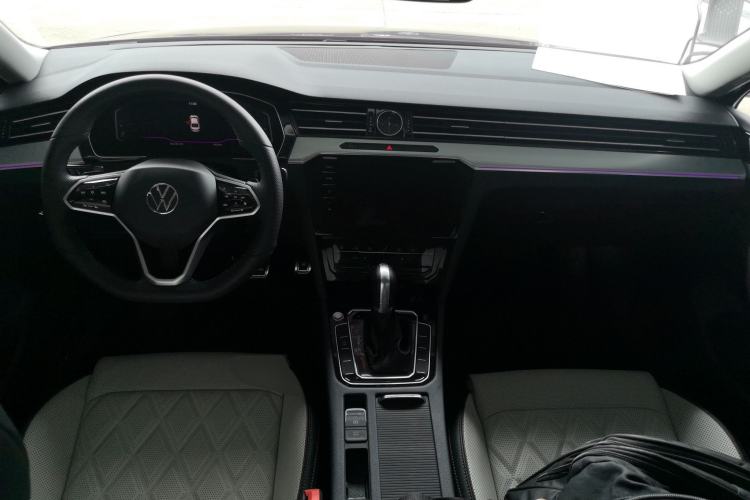 Used Volkswagen Magotan 2025 Revised Version Zhongxiang Edition 330TSI DSG Luxury Trim Center Console