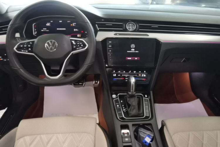 Used Volkswagen Magotan 2025 Revised Version Zhongxiang Edition 330TSI DSG Luxury Trim Center Console
