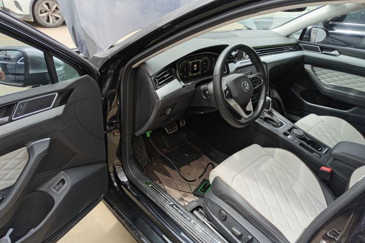 Used Volkswagen Magotan 2025 Zhongxiang Version 330TSI DSG Luxury Edition Driver Seat