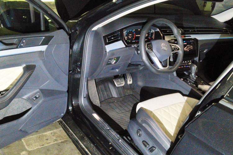 Used Volkswagen Magotan 2025 Revised Version Zhongxiang Edition 330TSI DSG Luxury Trim Driver Seat