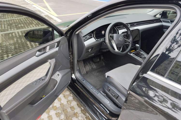 Used Volkswagen Magotan 2025 Zhongxiang Version 330TSI DSG Luxury Edition Driver Seat