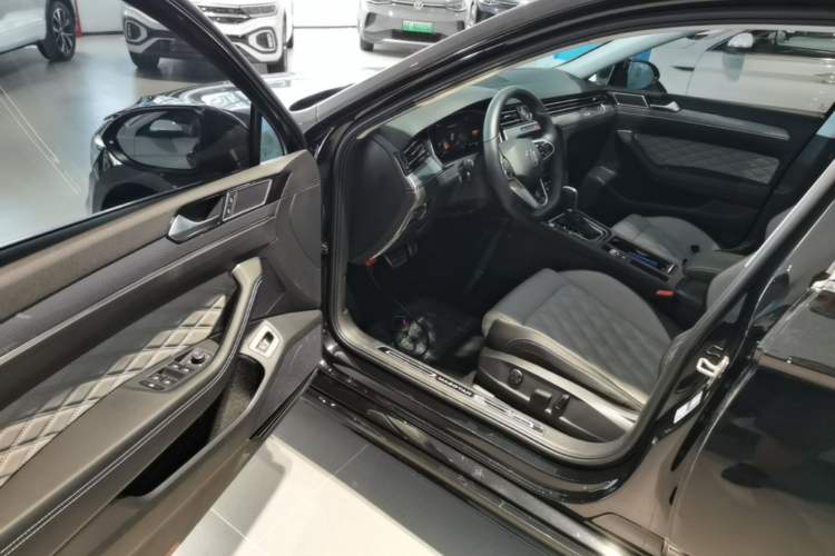 Used Volkswagen Magotan 2025 Revised Version Zhongxiang Edition 280TSI DSG Luxury Trim Driver Seat