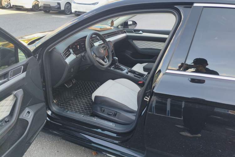 Used Volkswagen Magotan 2025 Revised Version Zhongxiang Edition 330TSI DSG Luxury Trim Driver Seat