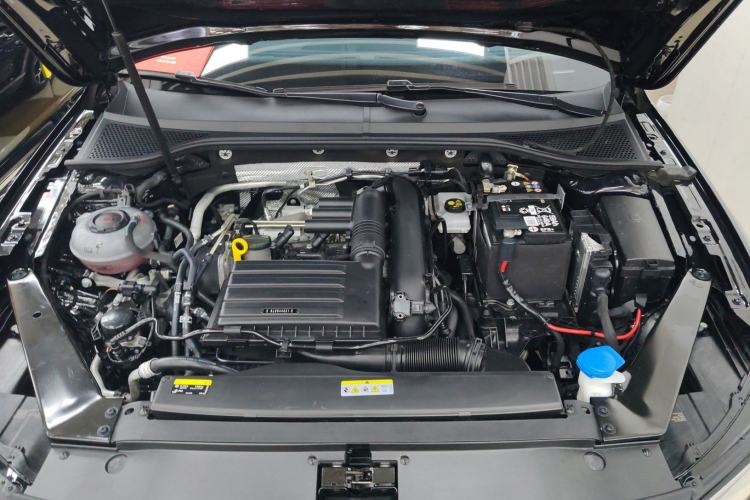 Used Volkswagen Magotan 2025 Zhongxiang Model 280TSI DSG Luxury Version Engine Bay