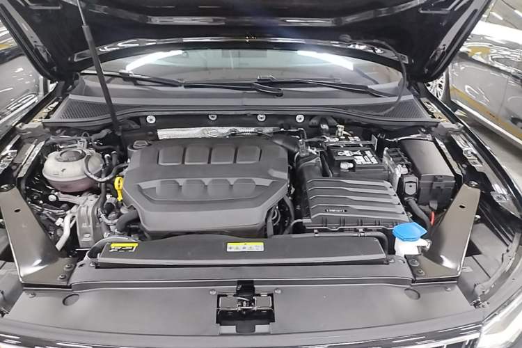 Used Volkswagen Magotan 2025 Zhongxiang Version 330TSI DSG Luxury Edition Engine Bay