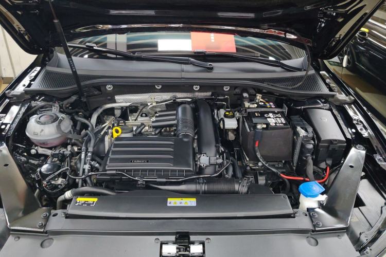 Used Volkswagen Magotan 2025 Zhongxiang Model 280TSI DSG Luxury Version Engine Bay