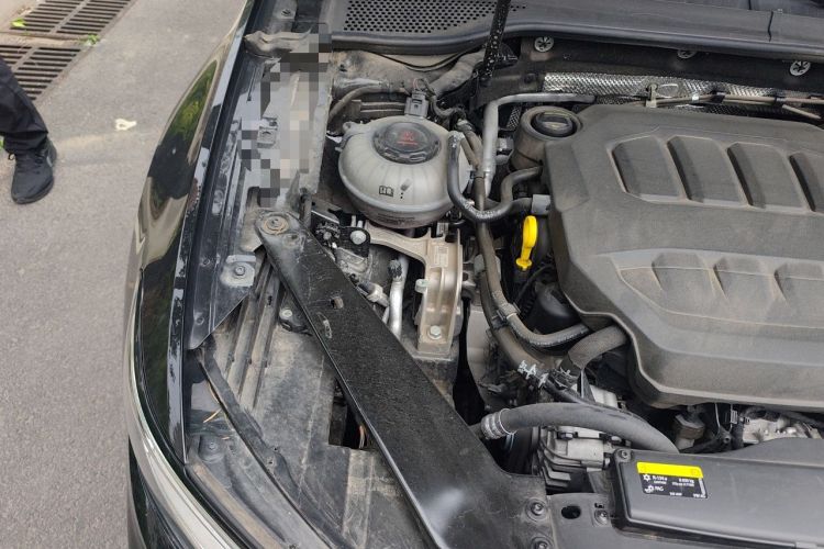 Used Volkswagen Magotan 2025 Zhongxiang Version 330TSI DSG Luxury Edition Engine Bay Right