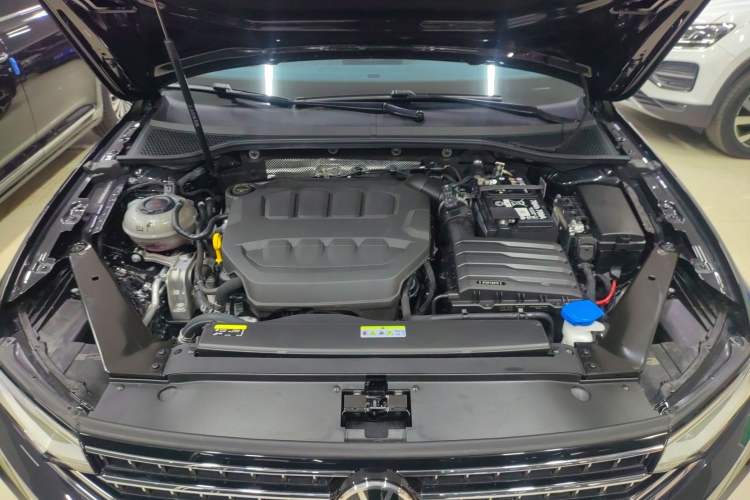 Used Volkswagen Magotan 2025 Zhongxiang Version 330TSI DSG Luxury Edition Engine Bay