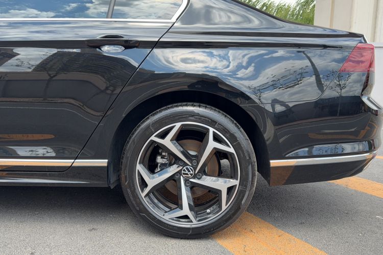 Used Volkswagen Magotan 2025 Revised Version 2 Zhongxiang Edition 330TSI DSG Luxury Trim Exterior 11