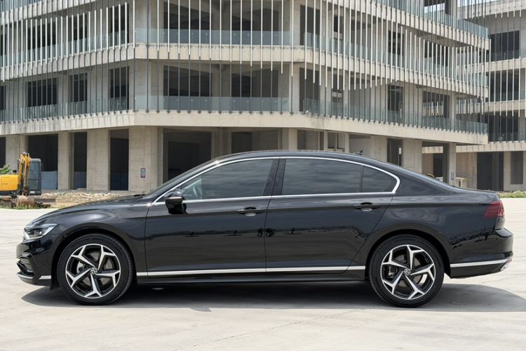 Used Volkswagen Magotan 2025 Revised Version 2 Zhongxiang Edition 330TSI DSG Luxury Trim Exterior 2