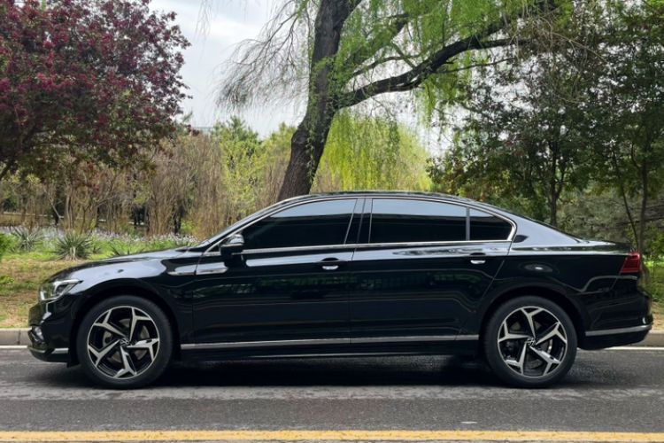 Used Volkswagen Magotan 2025 Revised Version 2 Zhongxiang Edition 330TSI DSG Luxury Trim Exterior 2