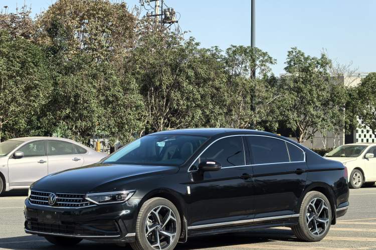 Used Volkswagen Magotan 2025 Revised Version 2 Zhongxiang Edition 330TSI DSG Luxury Trim Exterior 2