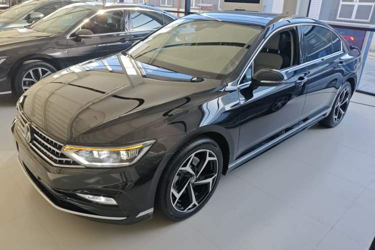 Used Volkswagen Magotan 2025 Zhongxiang Version 330TSI DSG Luxury Edition Exterior 3