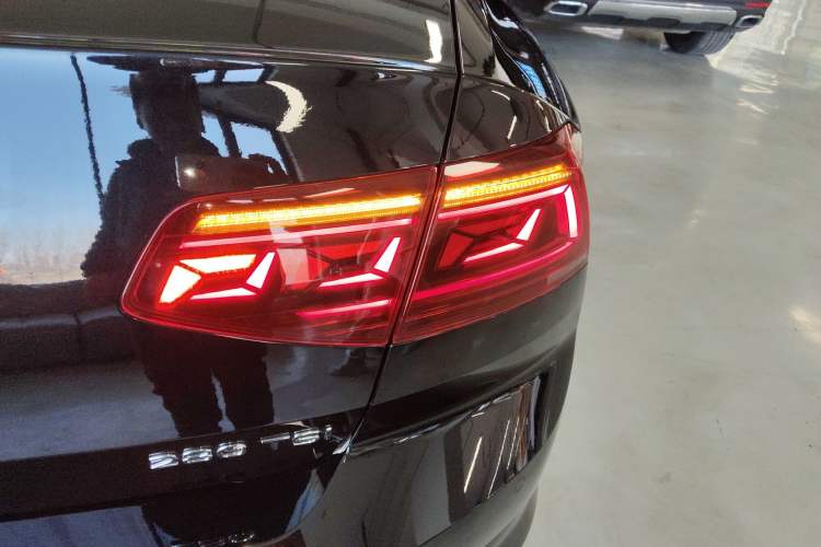 Used Volkswagen Magotan 2025 Revised Version Zhongxiang Edition 280TSI DSG Luxury Trim Exterior 3