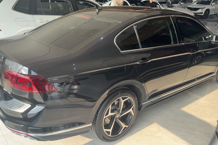 Used Volkswagen Magotan 2025 Revised Version Zhongxiang Edition 330TSI DSG Luxury Trim Exterior 3