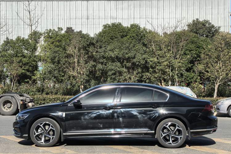 Used Volkswagen Magotan 2025 Revised Version 2 Zhongxiang Edition 330TSI DSG Luxury Trim Exterior 3