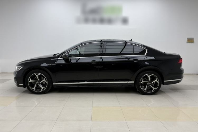Used Volkswagen Magotan 2025 Zhongxiang Version 330TSI DSG Luxury Edition Exterior 3