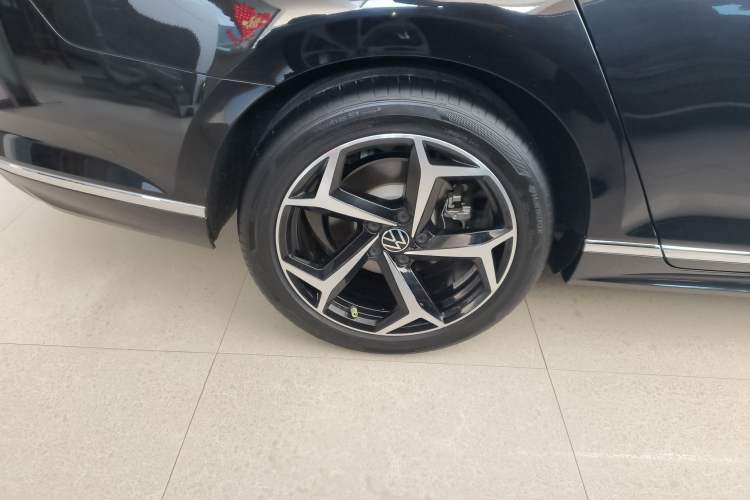 Used Volkswagen Magotan 2025 Revised Version Zhongxiang Edition 330TSI DSG Luxury Trim Exterior 5