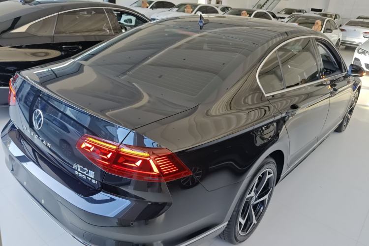 Used Volkswagen Magotan 2025 Zhongxiang Version 330TSI DSG Luxury Edition Exterior 5