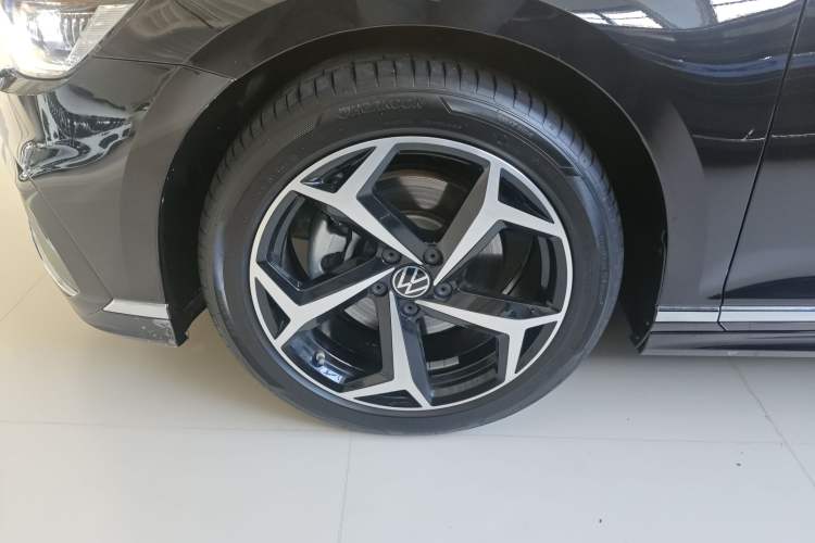 Used Volkswagen Magotan 2025 Zhongxiang Version 330TSI DSG Luxury Edition Exterior 7