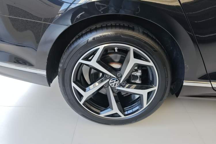 Used Volkswagen Magotan 2025 Zhongxiang Version 330TSI DSG Luxury Edition Exterior 8