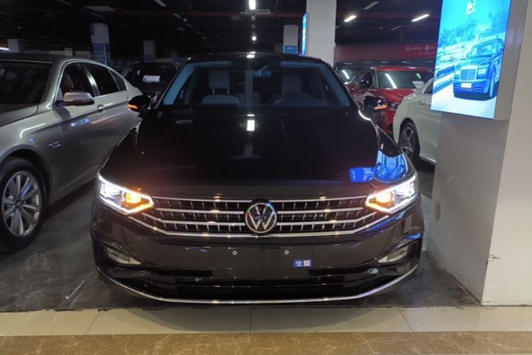 Used Volkswagen Magotan 2025 Zhongxiang Version 330TSI DSG Luxury Edition Front