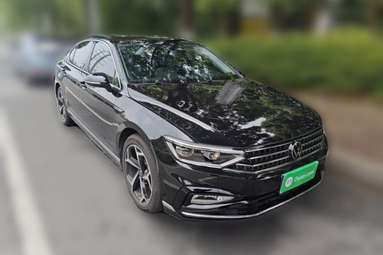 Used Volkswagen Magotan 2025 Zhongxiang Version 330TSI DSG Luxury Edition Front Right 45 Deg