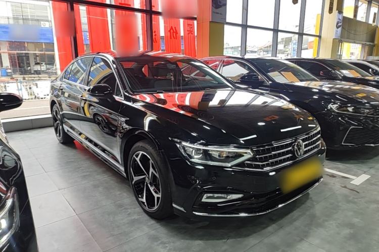 Used Volkswagen Magotan 2025 Revised Version Zhongxiang Edition 330TSI DSG Luxury Trim Front Right 45 Deg