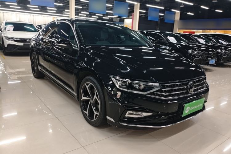 Used Volkswagen Magotan 2025 Zhongxiang Version 330TSI DSG Luxury Edition Front Right 45 Deg