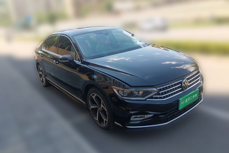 Used Volkswagen Magotan 2025 Revised Version Zhongxiang Edition 330TSI DSG Luxury Trim Front Right 45 Deg