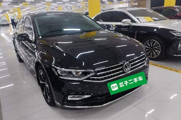 Used Volkswagen Magotan 2025 Zhongxiang Version 330TSI DSG Luxury Edition Front Right 45 Deg