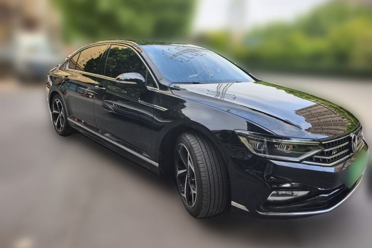 Used Volkswagen Magotan 2025 Revised Version 2 Zhongxiang Edition 330TSI DSG Luxury Trim Front Right 45 Deg
