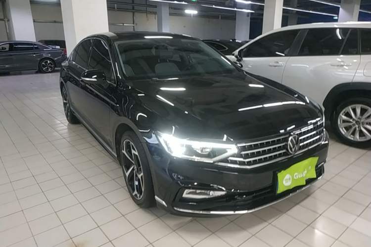 Used Volkswagen Magotan 2025 Revised Version Zhongxiang Edition 330TSI DSG Luxury Trim Front Right 45 Deg
