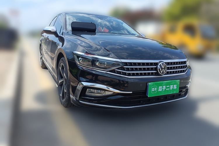 Used Volkswagen Magotan 2025 Zhongxiang Version 330TSI DSG Luxury Edition Front Right 45 Deg