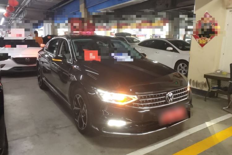 Used Volkswagen Magotan 2025 Zhongxiang Version 330TSI DSG Luxury Edition Front Right 45 Deg