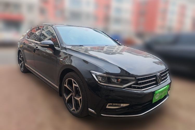 Used Volkswagen Magotan 2025 Zhongxiang Version 330TSI DSG Luxury Edition Front Right 45 Deg