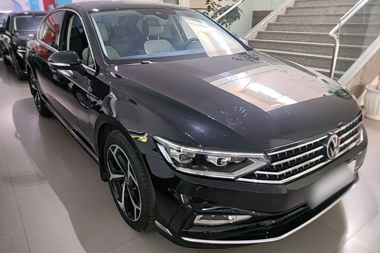Used Volkswagen Magotan 2025 Revised Version 2 Zhongxiang Edition 330TSI DSG Luxury Trim Front Right 45 Deg