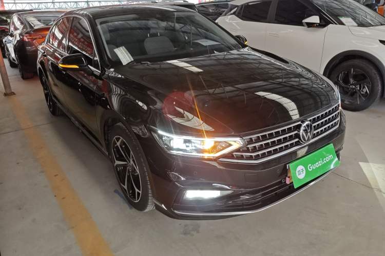 Used Volkswagen Magotan 2025 Revised Version Zhongxiang Edition 330TSI DSG Luxury Trim Front Right 45 Deg
