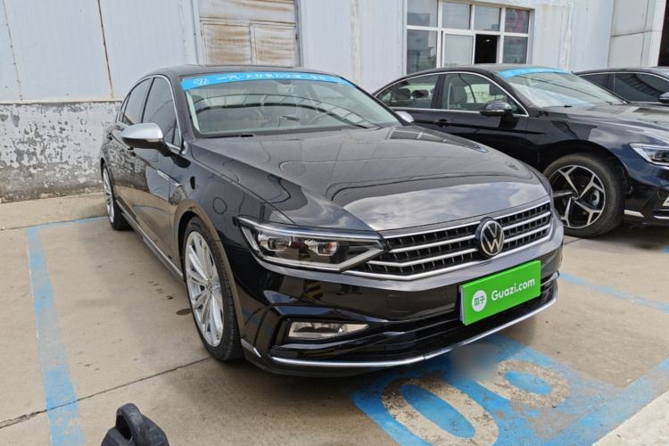 Used Volkswagen Magotan 2025 Zhongxiang Version 330TSI DSG Luxury Edition Front Right 45 Deg