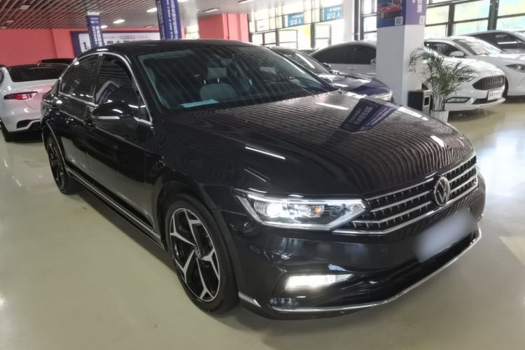 Used Volkswagen Magotan 2025 Zhongxiang Version 330TSI DSG Luxury Edition Front Right 45 Deg