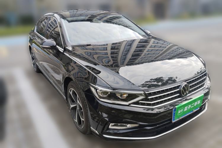 Used Volkswagen Magotan 2025 Zhongxiang Version 330TSI DSG Luxury Edition Front Right 45 Deg