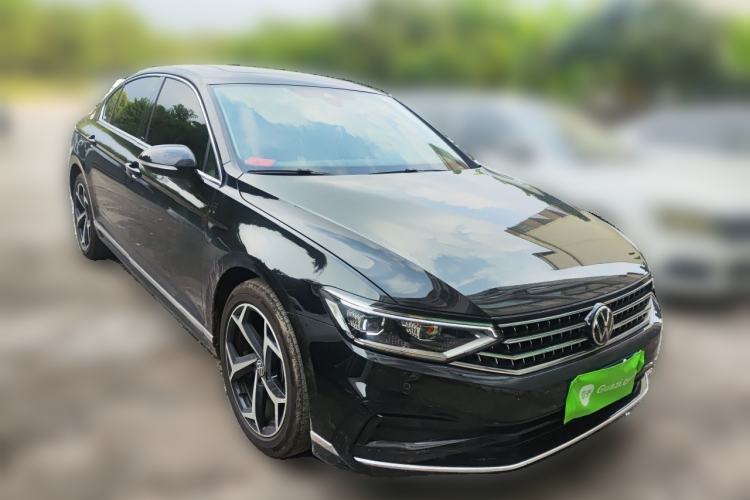 Used Volkswagen Magotan 2025 Revised Version 2 Zhongxiang Edition 330TSI DSG Luxury Trim Front Right 45 Deg