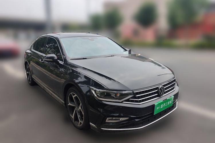Used Volkswagen Magotan 2025 Zhongxiang Version 330TSI DSG Luxury Edition Front Right 45 Deg