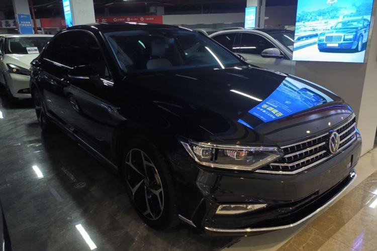 Used Volkswagen Magotan 2025 Zhongxiang Version 330TSI DSG Luxury Edition Front Right 45 Deg