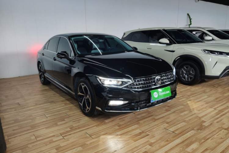 Used Volkswagen Magotan 2025 Revised Version 2 Zhongxiang Edition 330TSI DSG Luxury Trim Front Right 45 Deg