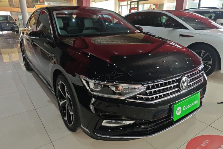Used Volkswagen Magotan 2025 Revised Version Zhongxiang Edition 330TSI DSG Luxury Trim Front Right 45 Deg