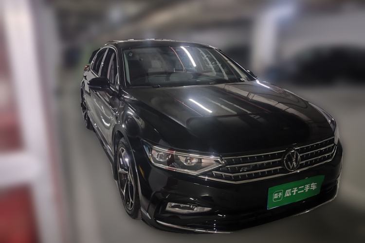 Used Volkswagen Magotan 2025 Zhongxiang Version 330TSI DSG Luxury Edition Front Right 45 Deg