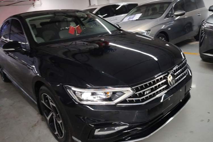 Used Volkswagen Magotan 2025 Zhongxiang Version 330TSI DSG Luxury Edition Front Right 45 Deg