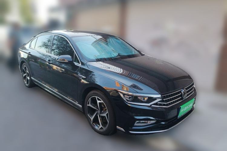 Used Volkswagen Magotan 2025 Zhongxiang Version 330TSI DSG Luxury Edition Front Right 45 Deg