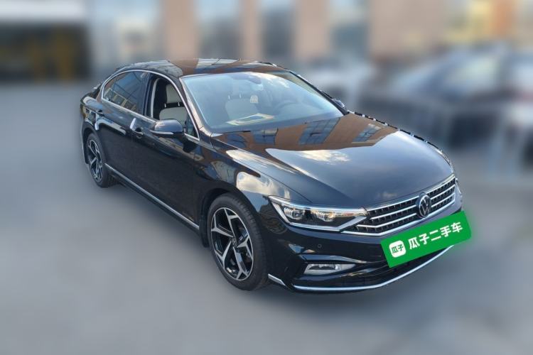 Used Volkswagen Magotan 2025 Revised Version Zhongxiang Edition 330TSI DSG Luxury Trim Front Right 45 Deg